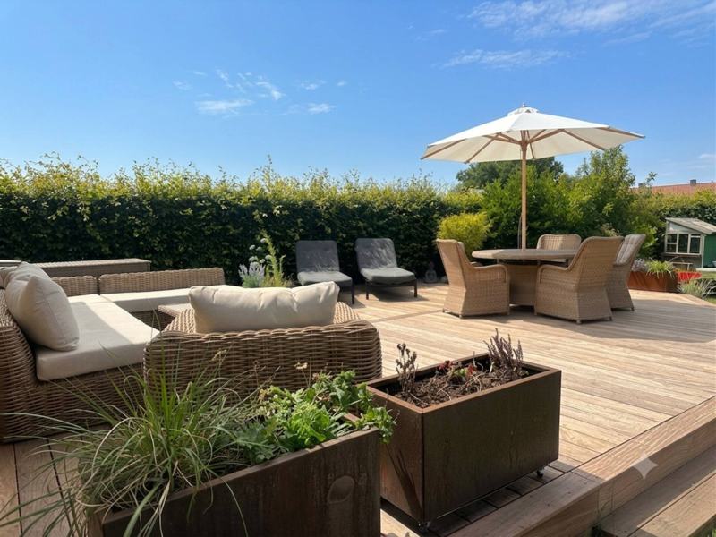 Terrasse med lounge og parasol