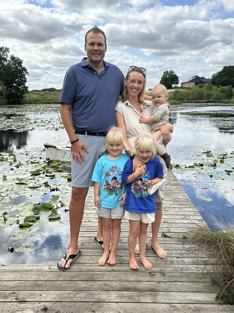 Jonas og Michelle med Nora, Ella og Liva på badebroen