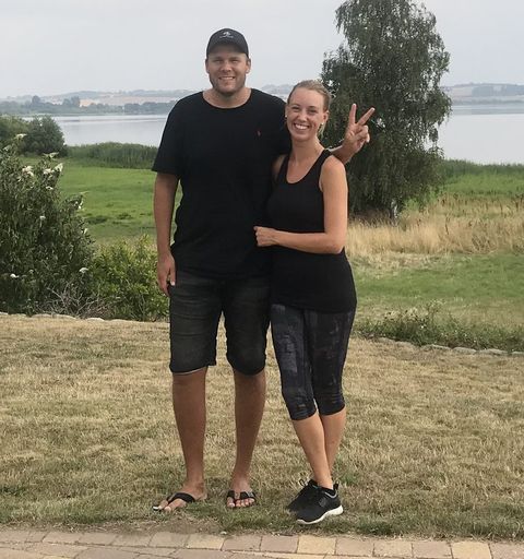 Jonas og Michelle i haven med udsigt over Tissø