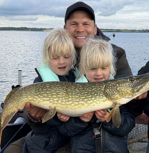 Stor gedde fanget på Tissø med pigerne i båden